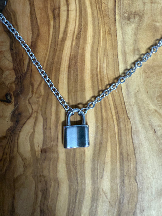 Padlock pendant necklace